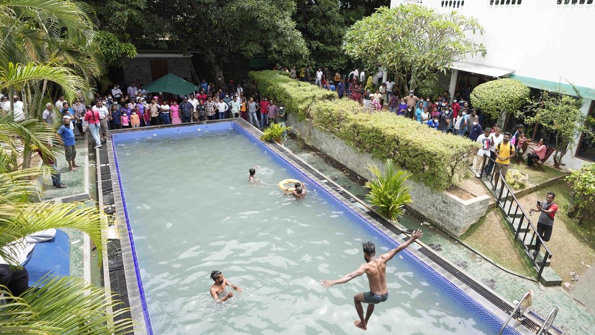 Demonstranti se koupají v bazénu v domě srílanského prezidenta a odmítají odejít